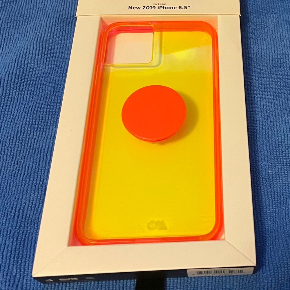 USED Case mate iPhone 11 Pro Max case w/pop socket